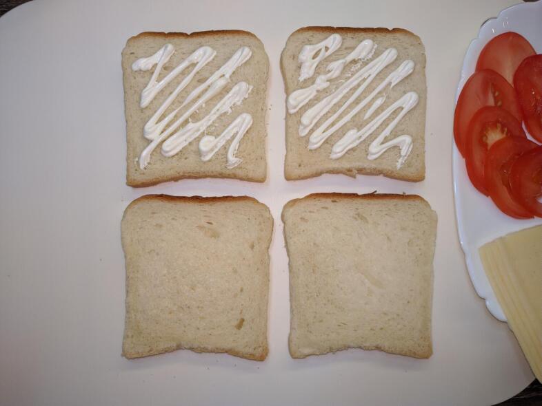 Наносим на тосты майонез