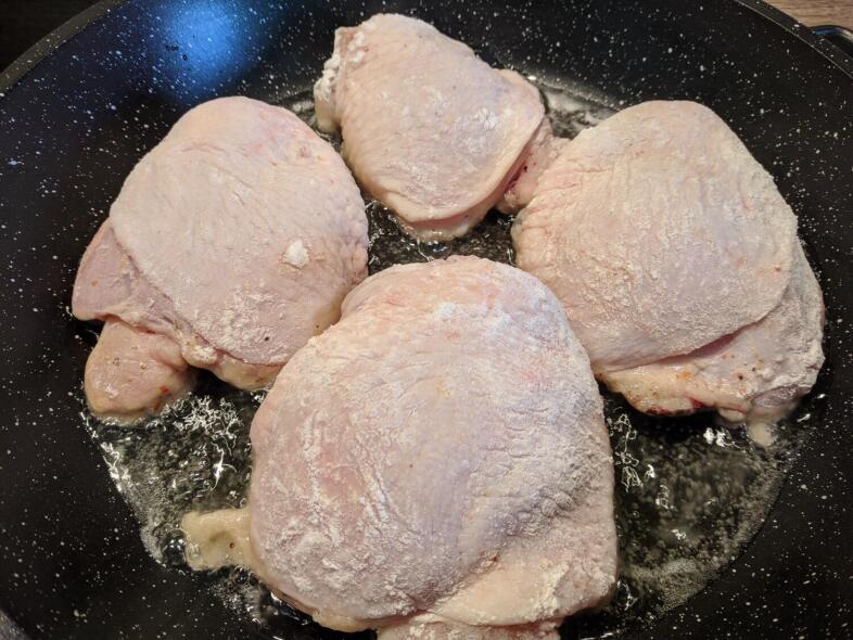Обжарить курицу