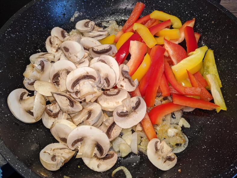Добавить болгарский перец и шампиньоны