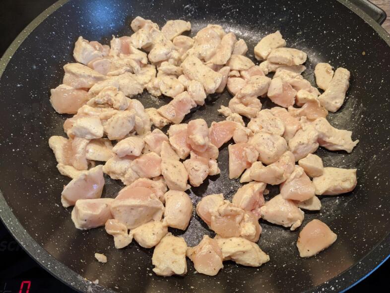 Выкладываем курицу в сковороду