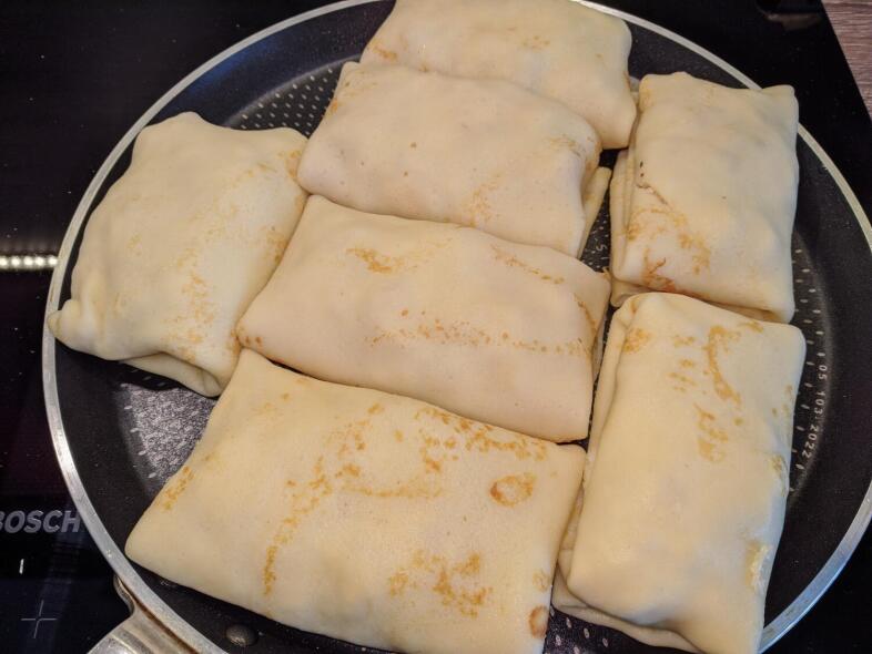 Выкладываем блинчики на сковороду