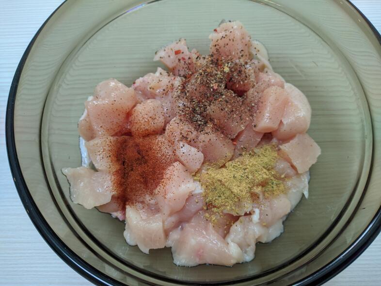 Добавляем специи и масло