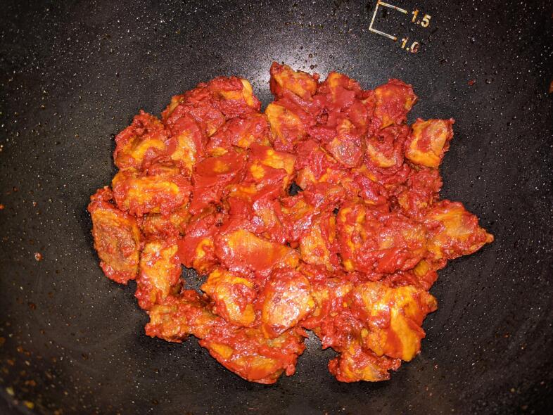 Добавить томатную пасту