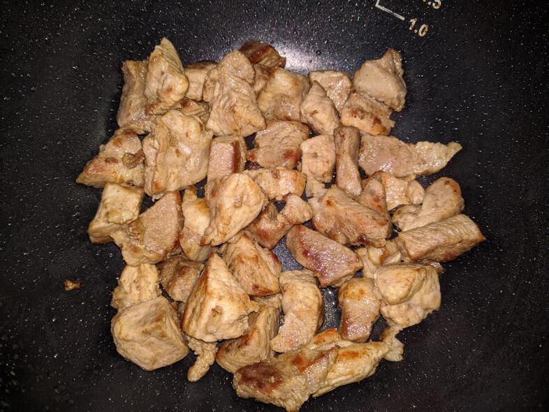 Обжарить мясо