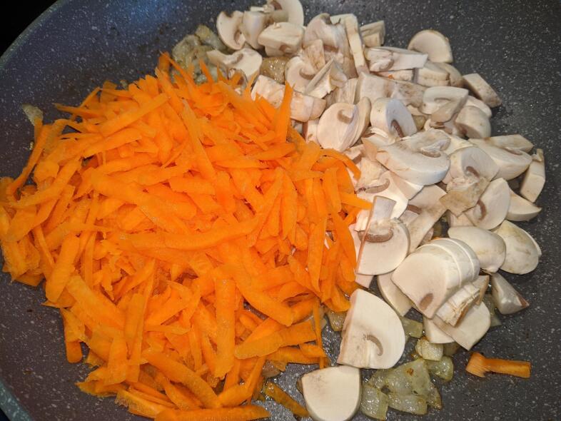 Добавляем морковь и шампиньоны