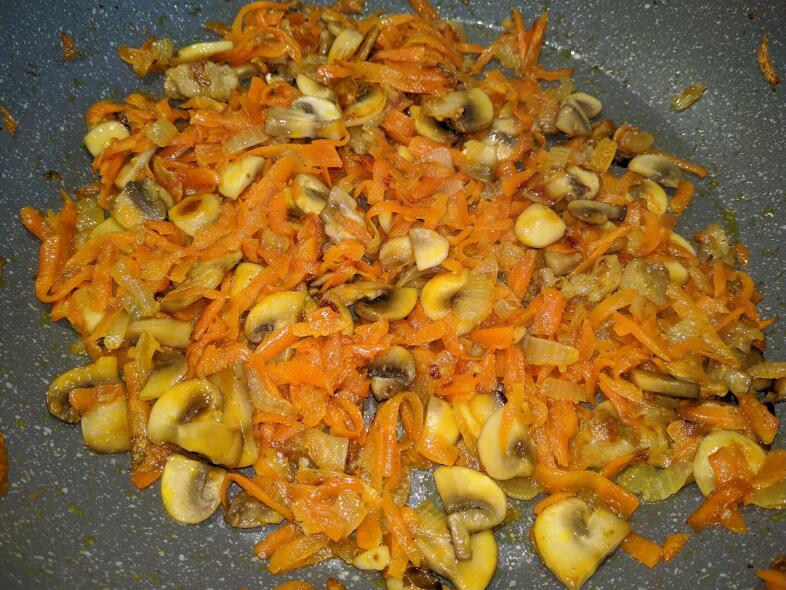 Обжарка моркови и грибов